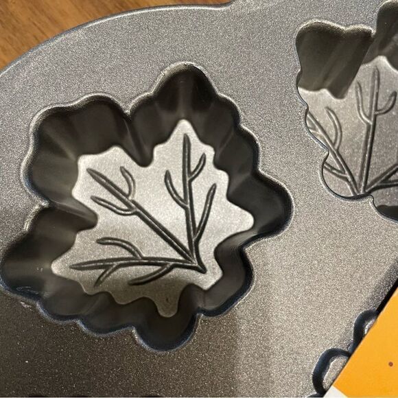 Nordic Ware Maple Leaf muffin pan - Picture 5 of 6